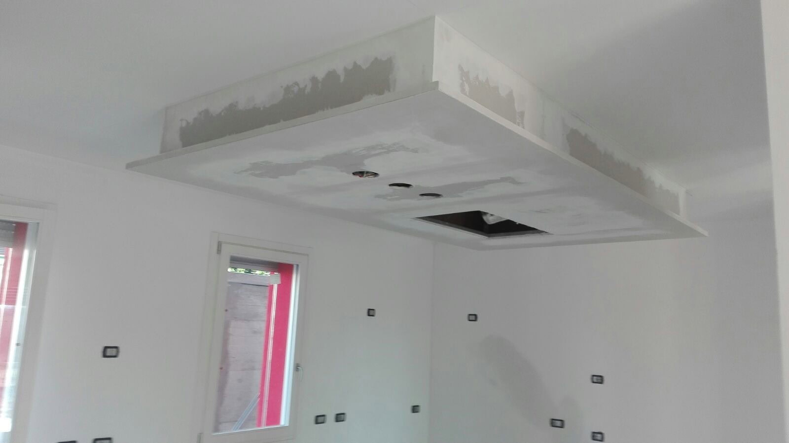 Lavori di ristrutturazione edilizia Intervento di ristrutturazione con controsoffitto in fase di finitura.
