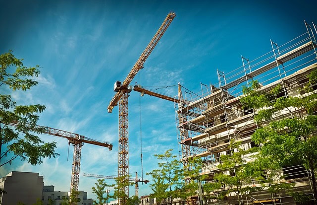 Cantieri edili in costruzione a Legnano Cantieri edili con gru e scaffalature in costruzione a Legnano.