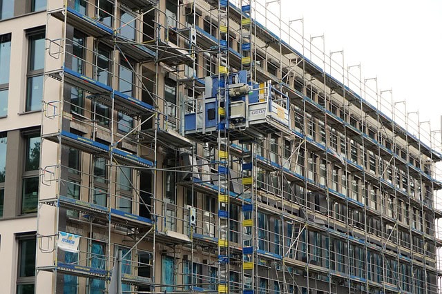 Lavori di edilizia con impalcature Impalcature e lavori di costruzione su edificio in fase di ristrutturazione.