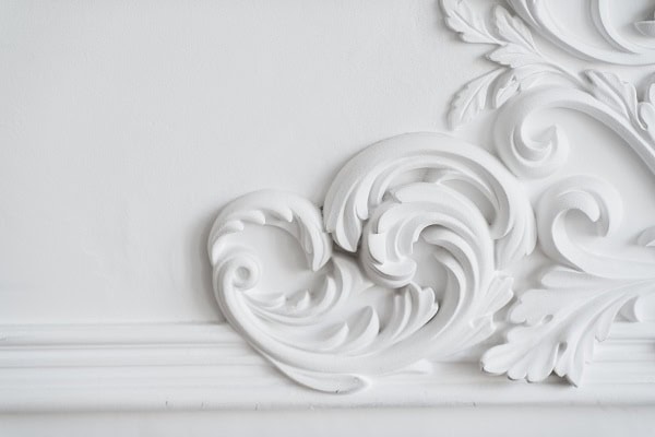 Decorazioni in stucco per interni Dettaglio di decorazioni in stucco per interni di alta qualità a Legnano.