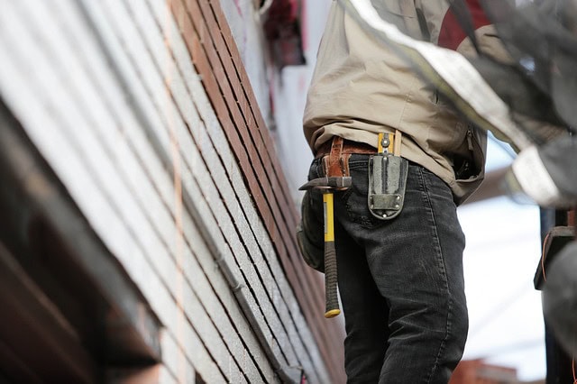 Lavoro di edilizia con attrezzi Operaio edile con attrezzi in cantiere edile a Legnano.