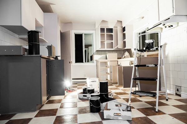 Ristrutturazione cucina a Legnano Cucina in ristrutturazione con scaffali e strumenti di lavoro.