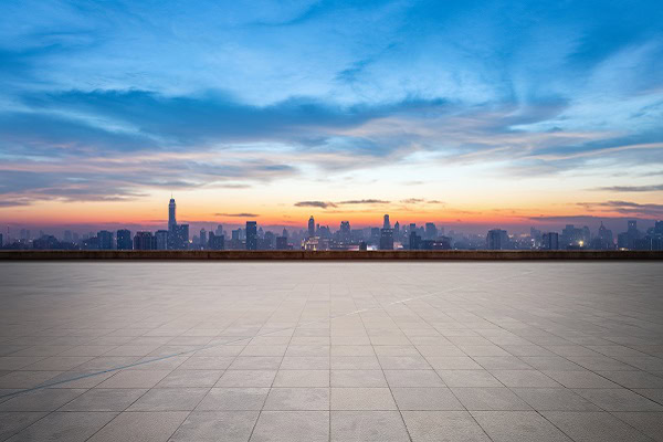 Panorama città al tramonto Vista panoramica di una città al tramonto con cielo blu e nuvole.