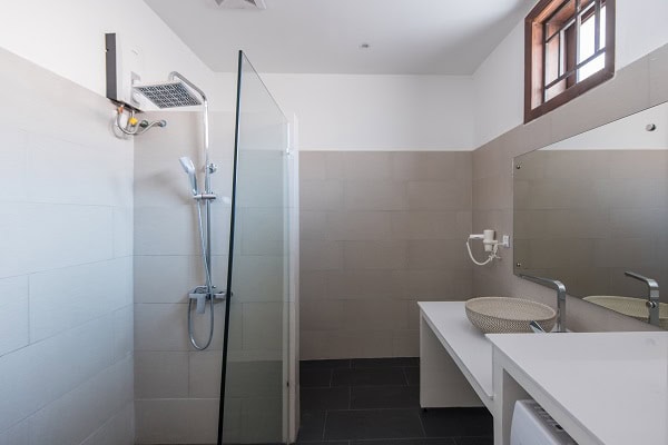 Ristrutturazione bagno Milano Bagno ristrutturato con doccia moderna e lavabo in provincia di Milano.